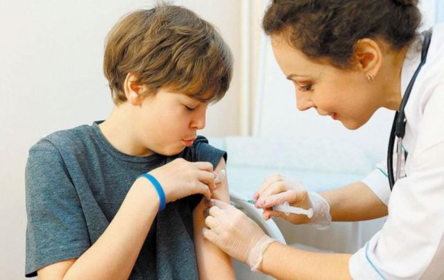 Сотрудники Минздрава напомнили о добровольности вакцинации подростков против COVID-19