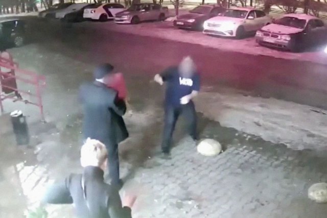 Посетитель бара в Москве облил людей бензином