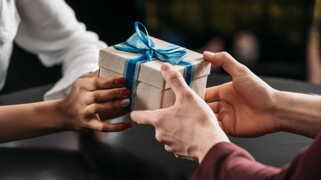 Психотерапевт дала рекомендации о том, как принимать неудачные подарки