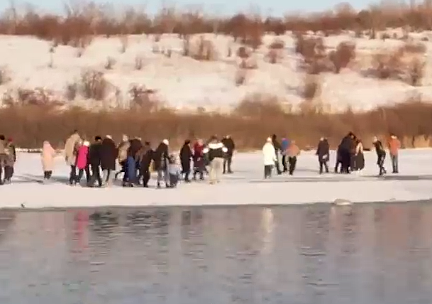 Десятки человек на Алтае провалились под лёд на озере