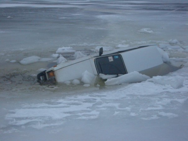 На Байкале под лёд ушёл автомобиль с двумя людьми