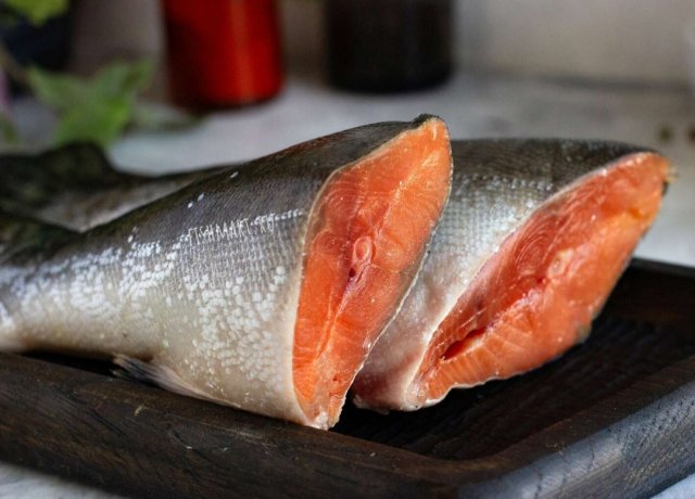 Нутрициолог объяснила, кому не рекомендуется употреблять в пищу красную рыбу.