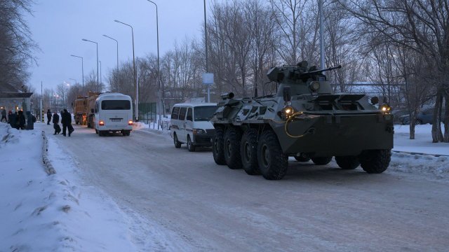 Прибывшие в Казахстан миротворцы из России приступили к охране