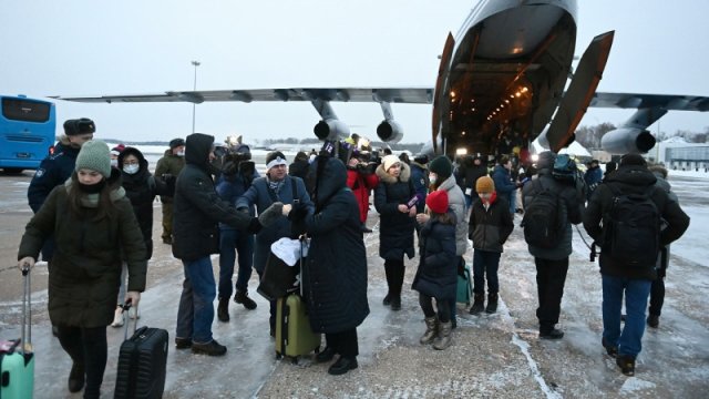 Из Казахстана российскими военными были эвакуированы около 1,5 тыс. россиян