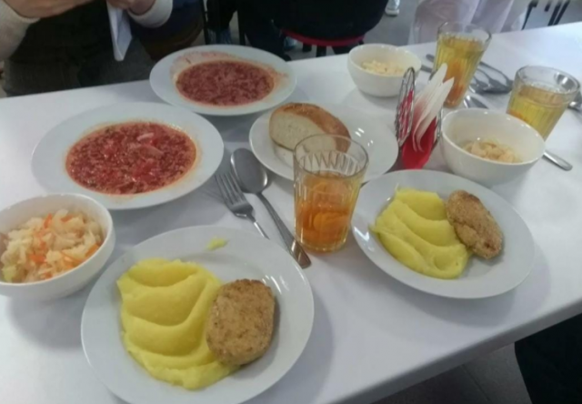 Родители в Подмосковье провели проверку школьного питания