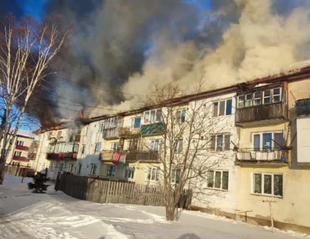 Возгорание крыши многоквартирного дома произошло на Сахалине