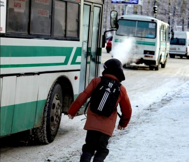 Водителя автобуса на Камчатке обвиняют в том, что он выгнал на мороз школьника