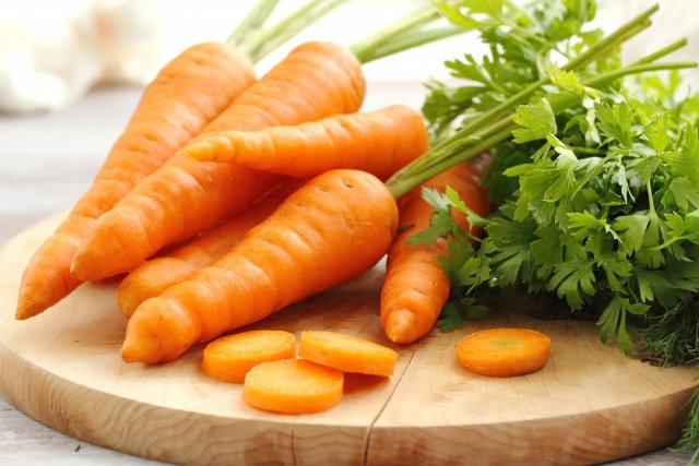 Эксперт рассказал о том, что сок моркови помогает в борьбе с высоким давлением