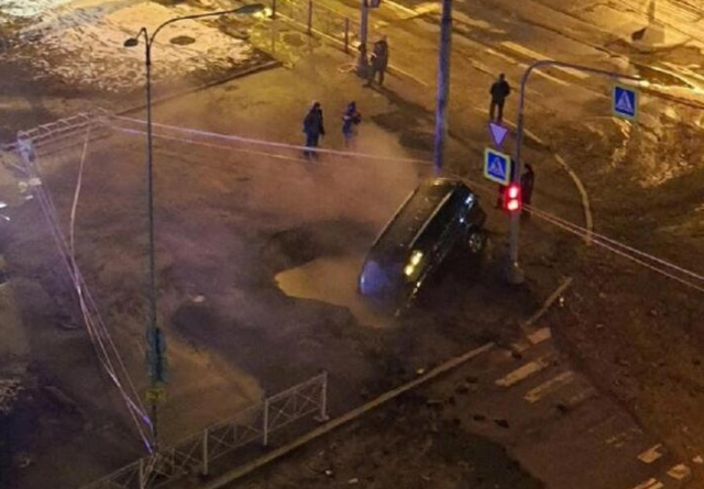 В Петербурге стало известно о смерти водителя, упавшего в автомобиле в кипяток