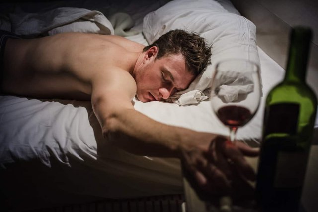 Сомнологи назвали причины проблем со сном после употребления спиртного