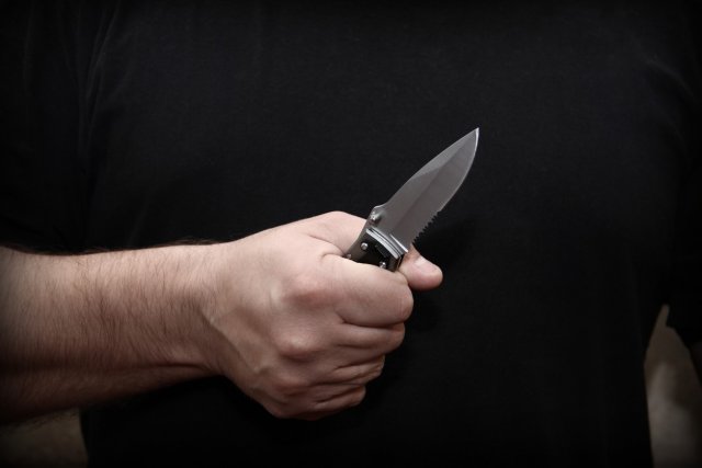 Злоумышленник в Сургуте совершил нападение с ножом на работников офиса