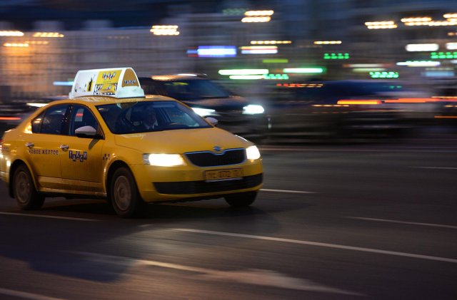 Заражённые коронавирусом жители Петербурга смогут бесплатно пользоваться такси