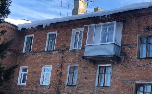 В Подмосковье на ребёнка обрушилась наледь с крыши дома