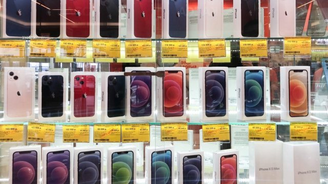 Сотовые операторы объявили о росте цен на iPhone на 10-20 тыс. рублей