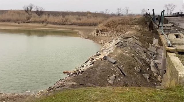 Дамба, которая перерывала подачу воды в Крым, были уничтожена в Херсонской области