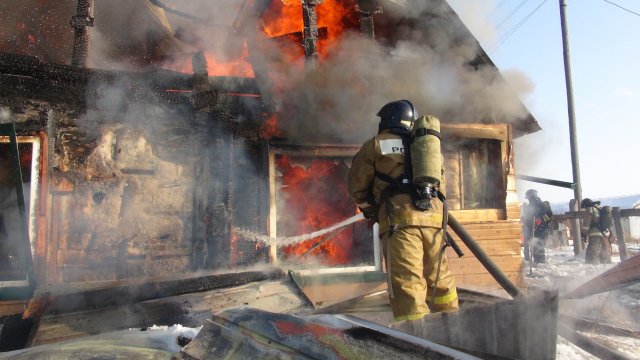 В Якутске в результате пожара в частном доме погибли несколько человек