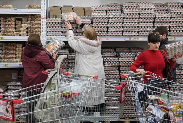 Экономист призывает россиян скупать всё продукты в магазинах