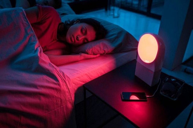 Сомнологи рассказали, в чём заключается вред от сна с освещением