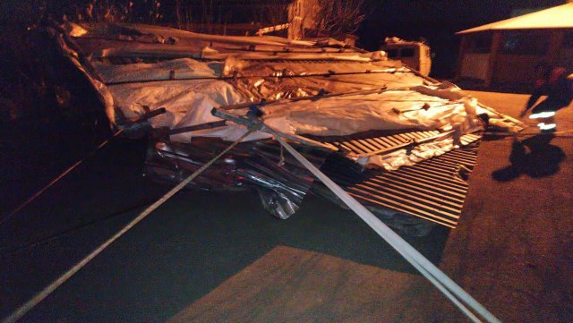 Из-за сильного ветра в Новороссийске сорвана крыша дома