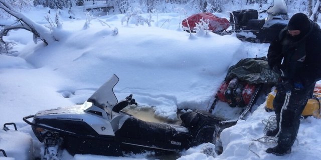 В Хабаровском крае семейная пара провалилась на снегоходе под лёд