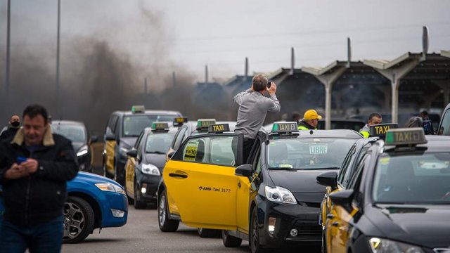 Таксисты из Барселоны устроили акцию протеста в связи с ростом цен на бензин