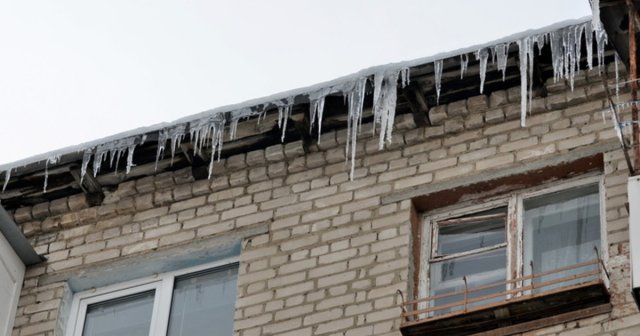 Подростки в Вологодчине пострадали из-за падения наледи с крыши