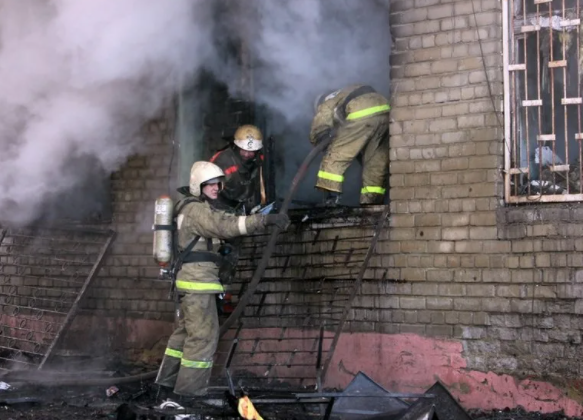 Во время пожара в Мурманской области едва не погибли два человека