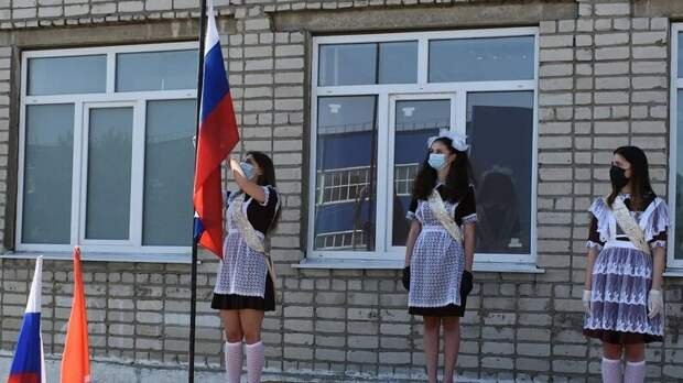 В российских школах учебная неделя будет начинаться с исполнения гимна