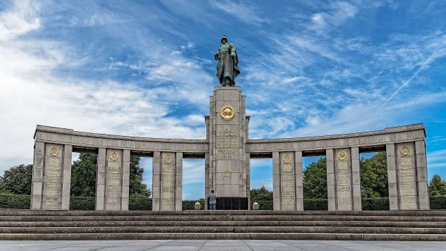В Эстонии в городе Отепя вандалы осквернили памятник воинам