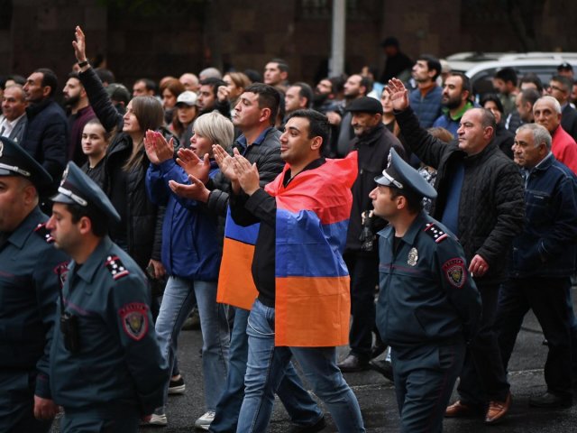 Женщины в Ереване вышли на улицы города с требованием отставки Пашиняна