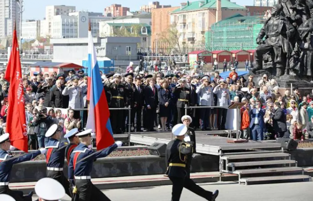 Во Владивостоке состоялся военный парад, в котором приняли участие более 2 тыс. военных