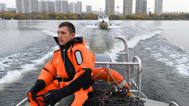 Спасатели оказали помощь мужчине, едва не утонувшему в Москве-реке