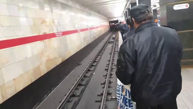 Движение было приостановлено в московском метро из-за человека на путях