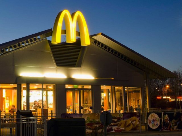 Рестораны McDonald's возобновят свою работу в России с некоторыми ограничениями