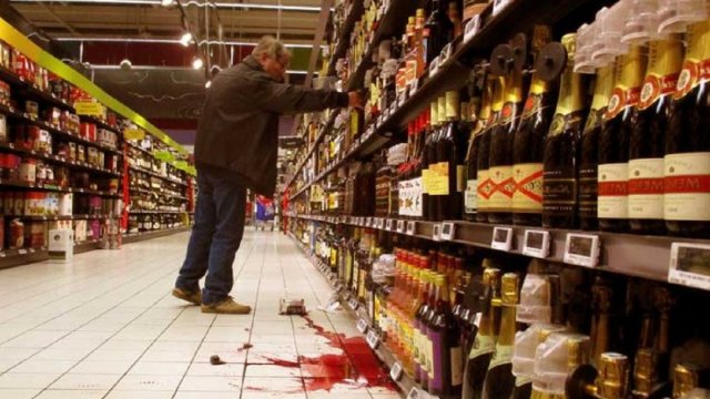 В Подмосковье пьяный мужчина в маркете избил подростка