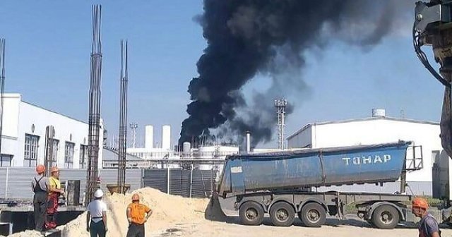 Пожар произошел на нефтеперерабатывающем заводе в Ростовской области