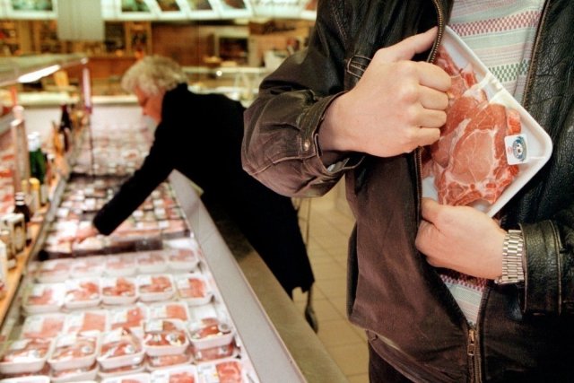 Безработный мужчина в Твери украл из магазина мясо