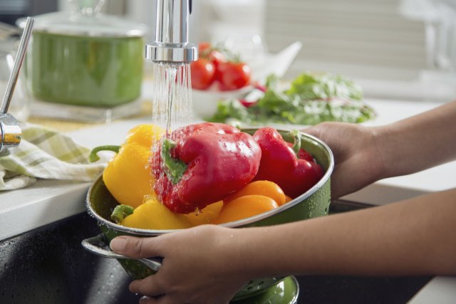 Специалист рассказал, можно ли мыть овощи и фрукты с мылом