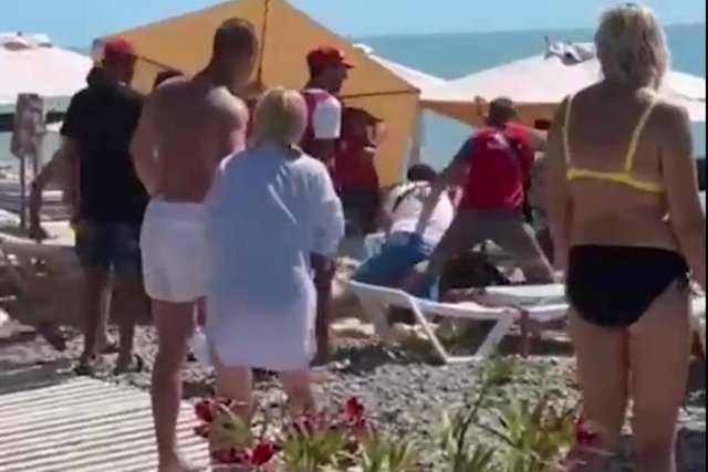 Работники пляжа в Сочи напали на туриста из-за арбуза