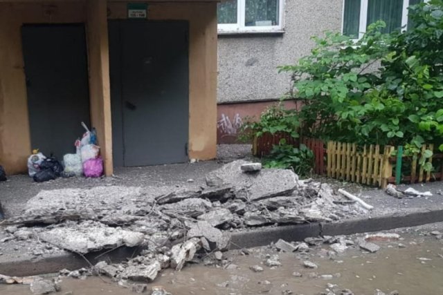 Во Владивостоке обрушилась бетонная стена фасада жилого дома
