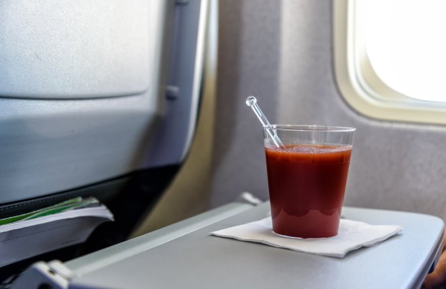 Врач порекомендовал пить воду и соки во время авиаперелётов