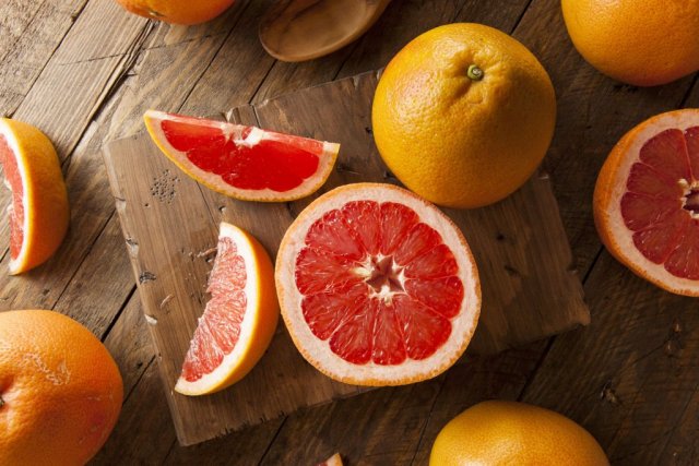 Диетолог рассказала, помогает ли грейпфрут в избавлении от лишнего веса