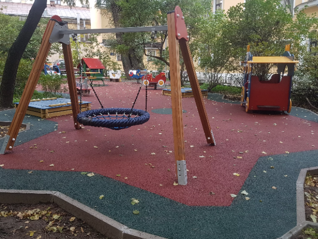 На детской площадке в Подмосковье женщина напала на ребёнка