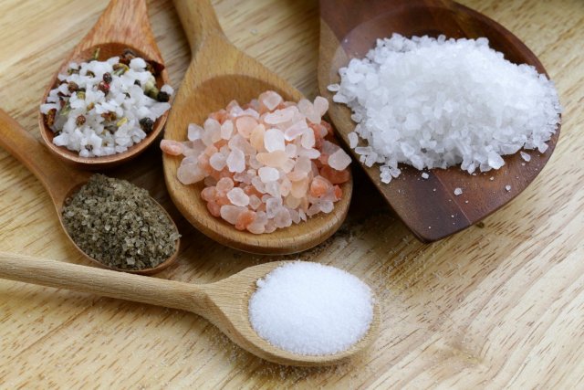 Диетолог дала рекомендации о том, чем заменить поваренную соль