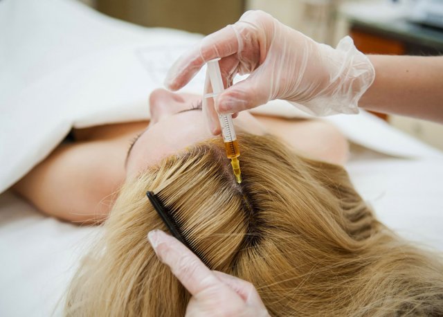 Дерматолог назвала продукты, помогающие бороться с выпадением волос