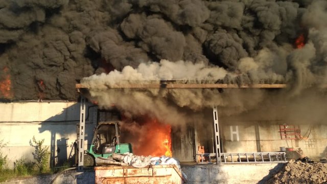 Пожар зафиксирован в Казани на заводе бытовой химии