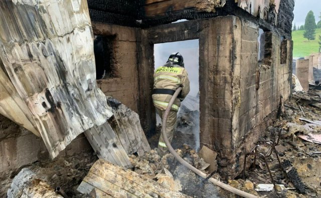 Два человека скончались в Красноярске в дачном доме в результате пожара
