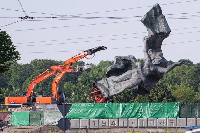В Латвии рабочие отказались сносить советские памятники