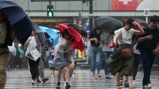 Сильный тайфун бушует в Японии