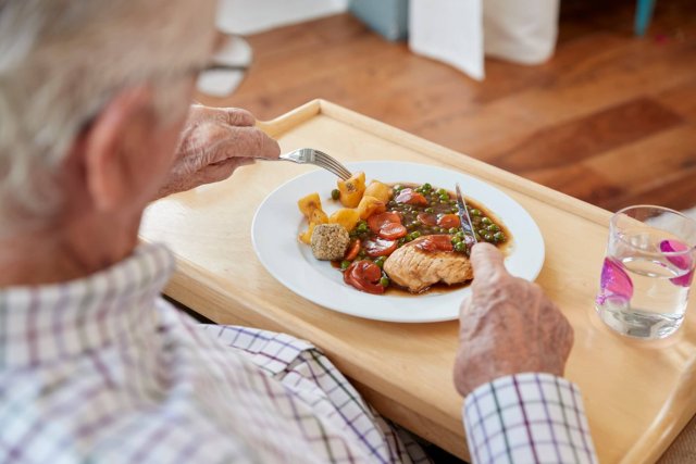 Врач дал рекомендации по составлению рациона питания для пожилых